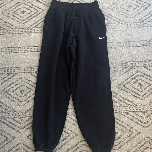 Nike Women's Sportswear Phoenix Fleece High-Waisted Oversized Sweatpants - Picture 1 of 6